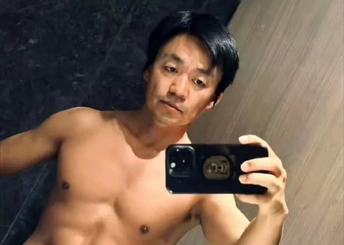 43岁王宝强晒出健身照，八块腹肌明显，肌肉线条远超同龄男明星！​​​