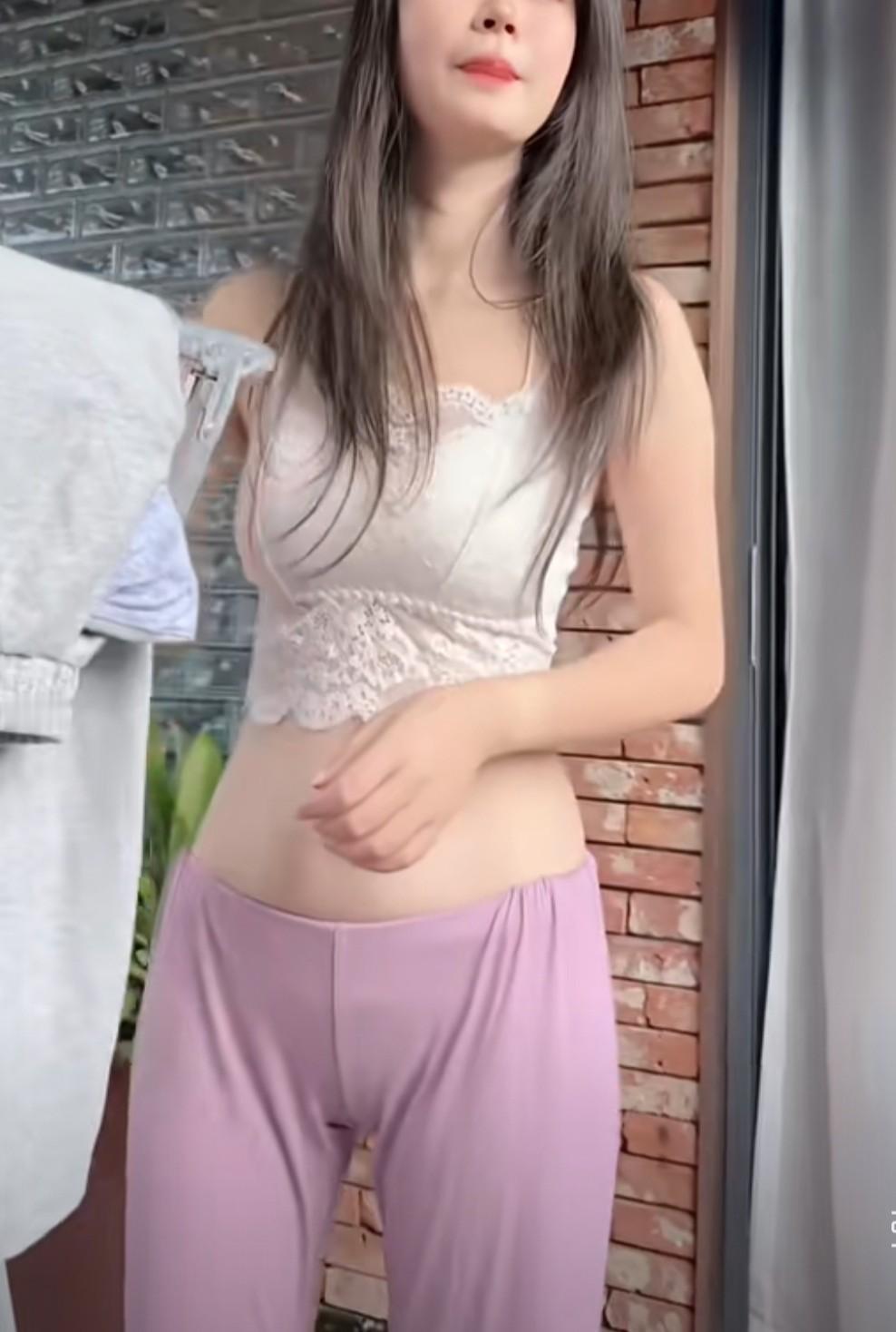 一个女人，尤其漂亮的女人，不能太吊儿郎当了。你看这个漂亮女人，晾衣服就晾衣服，非