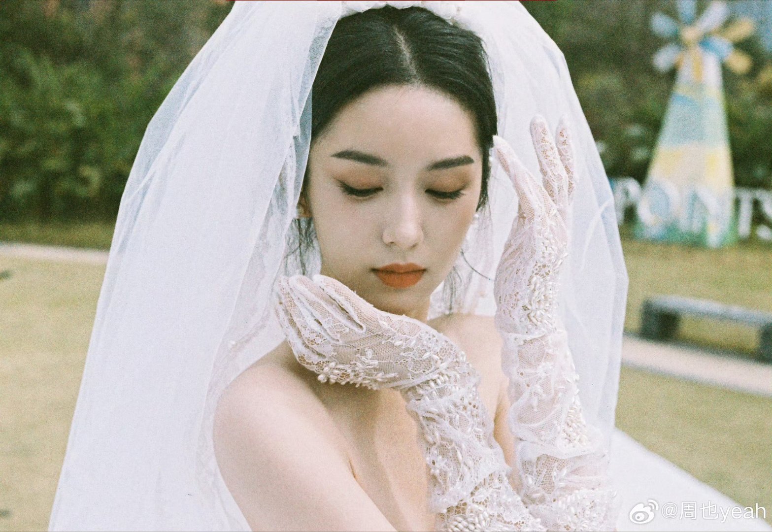 周也周皓崎不知道另一个人，只知道美女的婚纱照特别好看，不仅好看，而且特别养眼