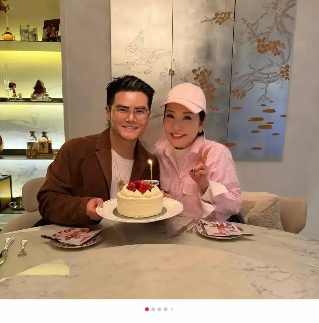 她没有“黄昏恋”，她拥有一份持续了十四年、比很多婚姻都坚固的“姐弟契约”。媒体