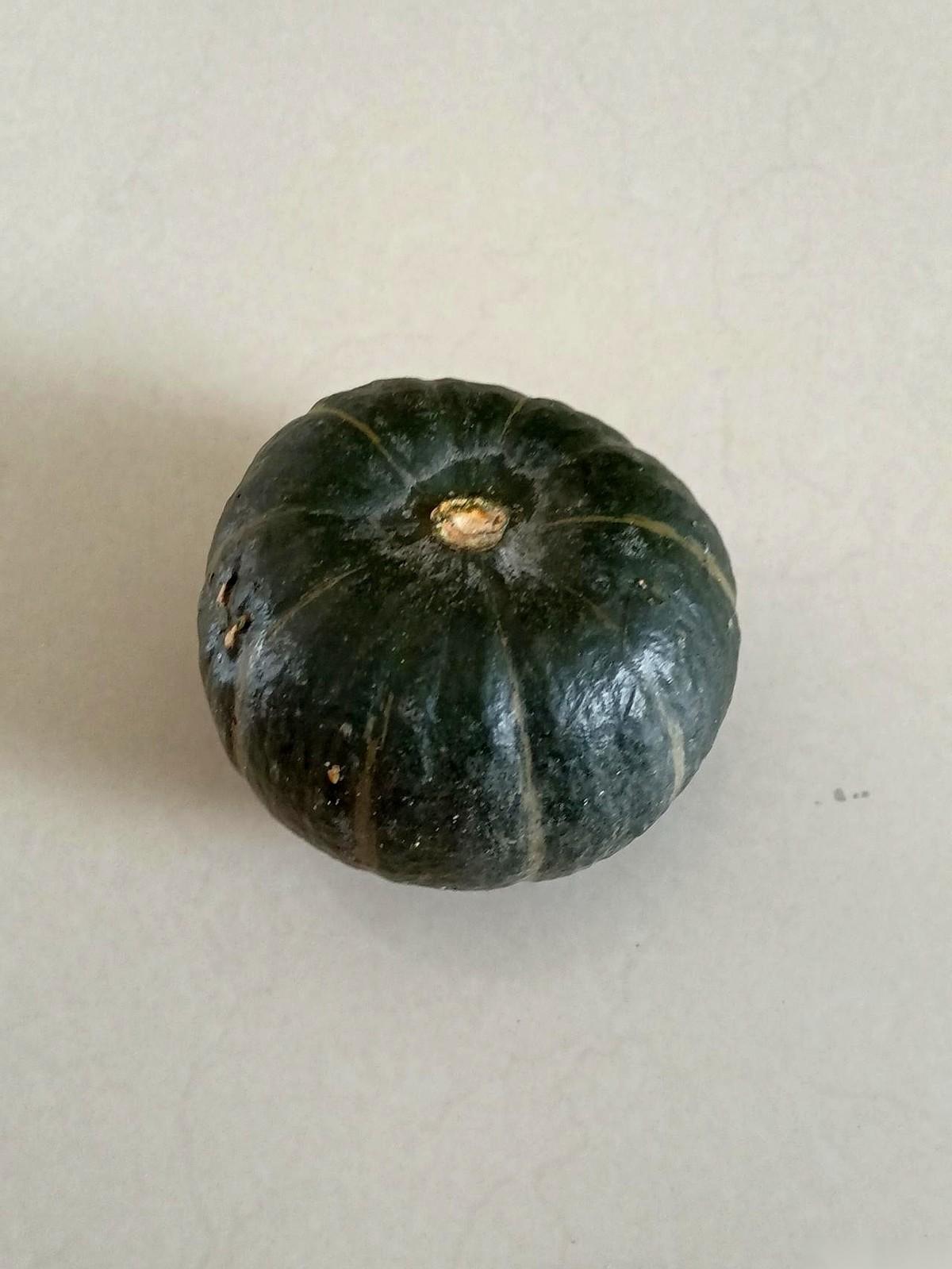 一个九分钱的南瓜，我老婆乐得跟捡了钱似的。我跟她说，你小心点，这南瓜烫手。她