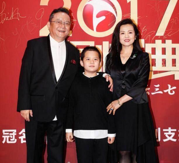 王刚一家人的合影。妻子郑艳东比王刚小20岁，解放军艺术学院大提琴副教授，优秀大提