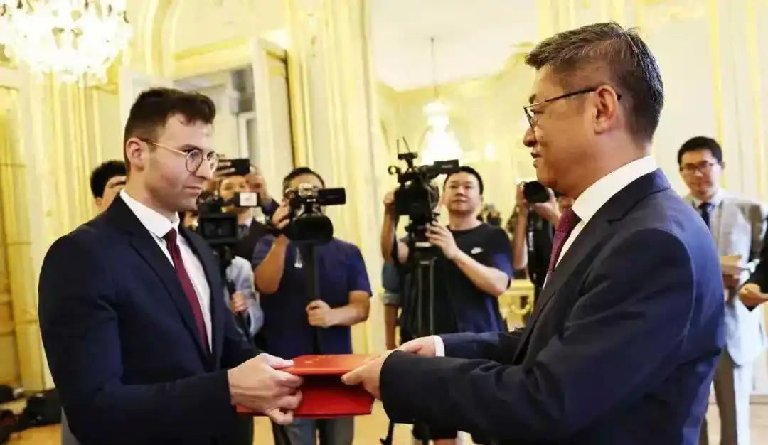 终于弄明白马库斯家族为什么要将照片保存了三代，直到现在才捐赠出来了，原因居然是：