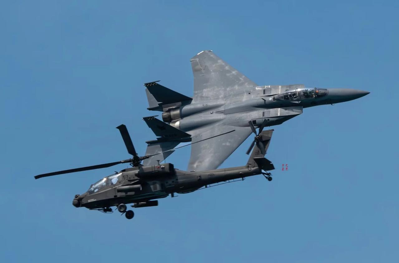 F-15SGVSAH-64拍摄于新加坡航展上，两机同框航空摄影