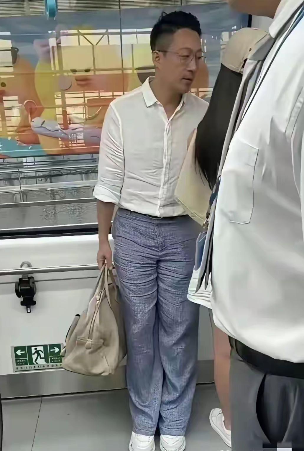 汪小菲再有钱有什么用？也改不了他这个糟糕的审美每次出门都穿的松松垮垮，皱皱巴