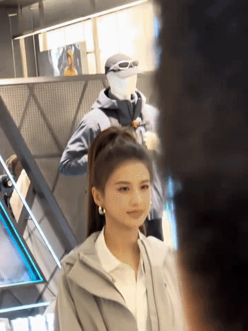 黄圣依40多岁的人长了一张20岁的脸，她应该不会再有什么烦恼了吧？！这高马尾一扎