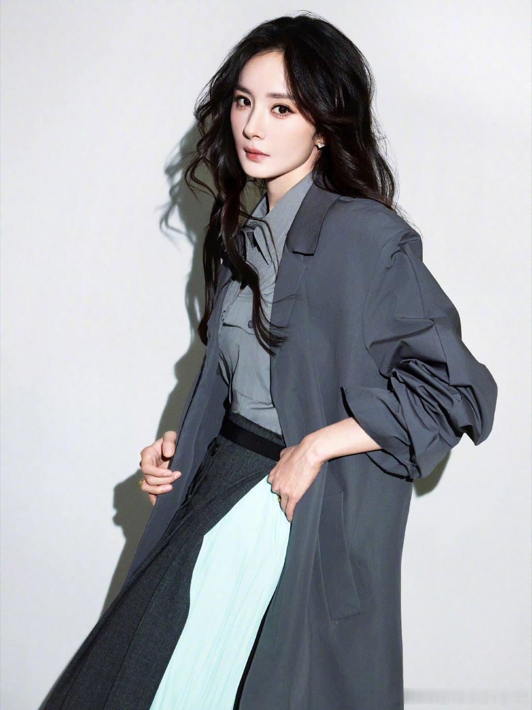 杨幂Prada活动造型出图，好干练的代言人