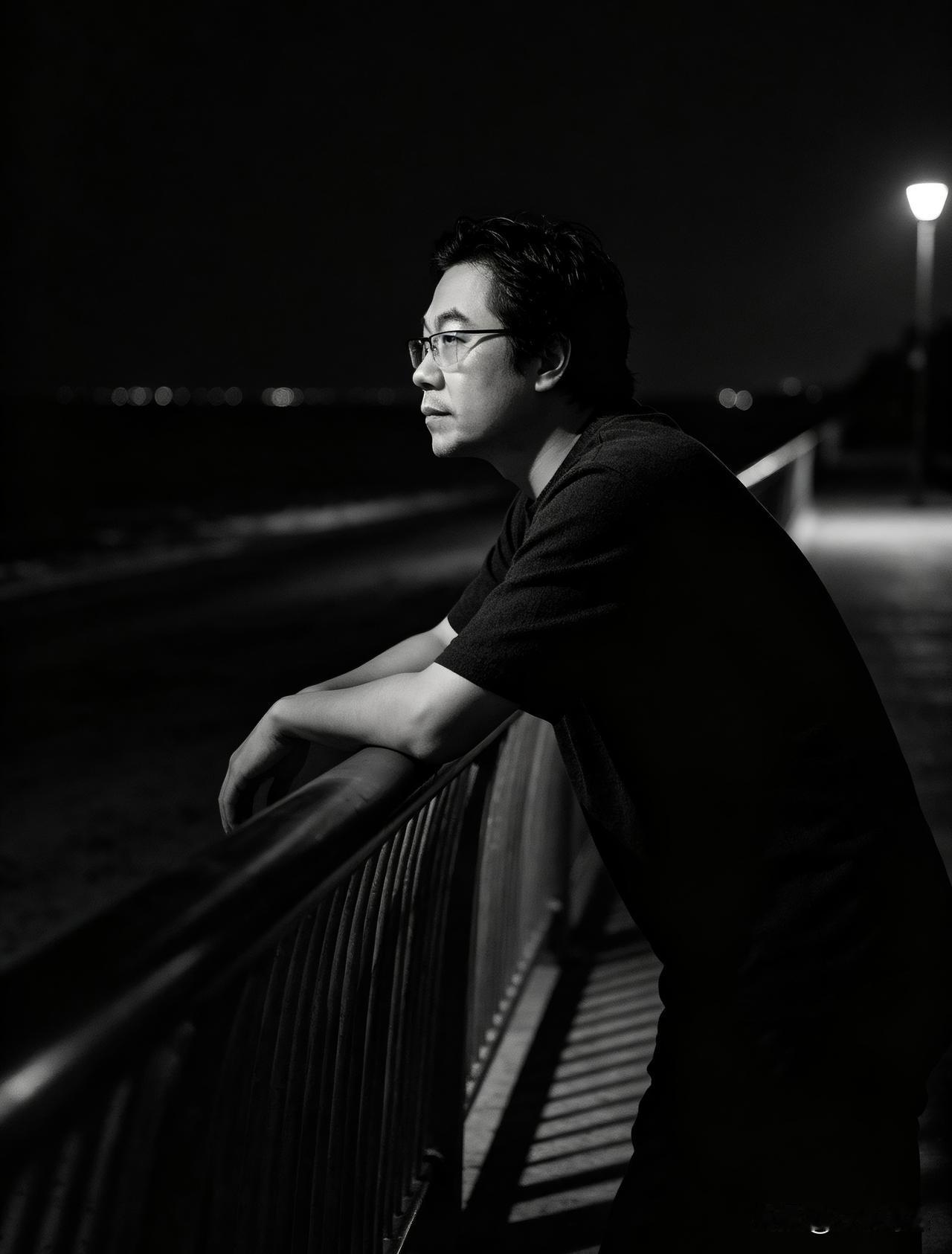 褪去繁杂色彩，只剩纯粹光影。以黑白色调，定格每一帧独属于自己的浪漫