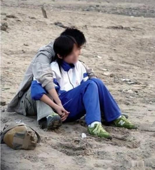 福建，12岁女生与13岁男生在学校早恋，老师发现后，及时提醒了女生父母。谁料，女