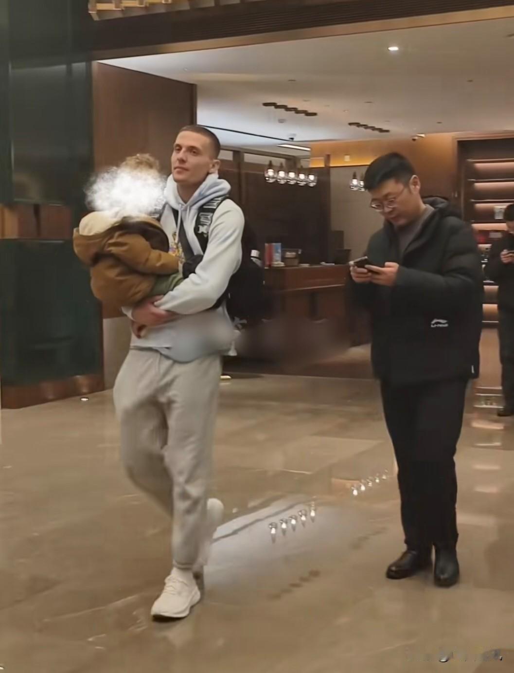 好消息！山西汾酒男篮外援凯尔·盖伊抵达龙城太原。在完成体检、签证等所有手续后，盖