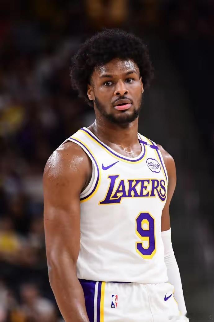 湖人官方宣布，球队将布朗尼和阿杜-蒂耶罗下放到南湾湖人。我的天，老詹也保不住自己