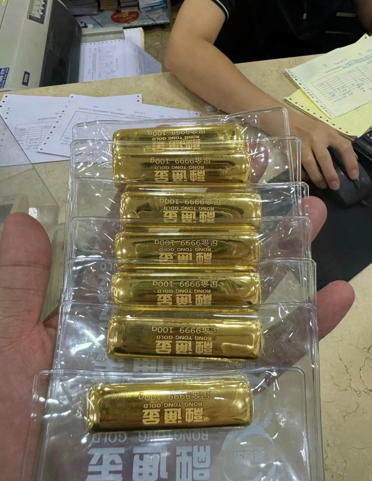 黄金涨了涨了!就在刚刚,我查了金价,准备睡觉,现在直接睡不着了914了,证