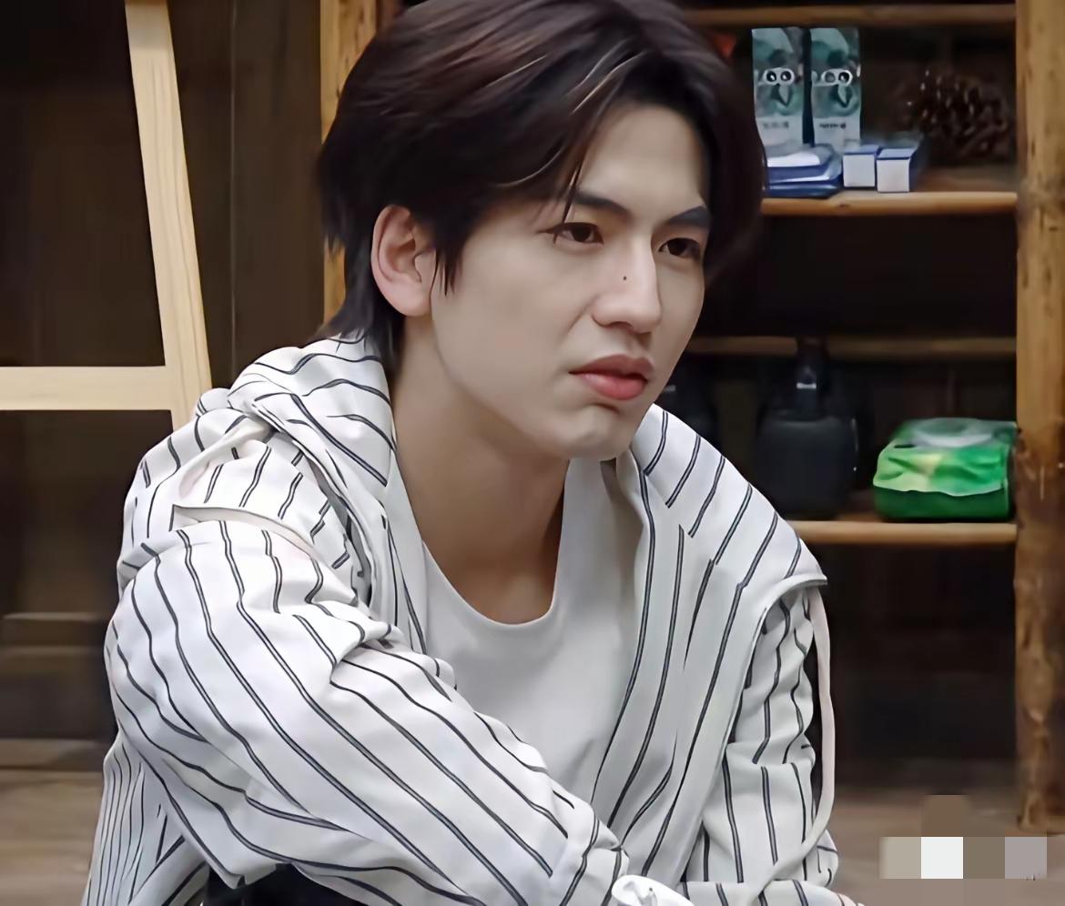 28岁笑起来有纹儿不是很正常吗？“动态图满脸褶子”张凌赫的动态图总遭人诟病，