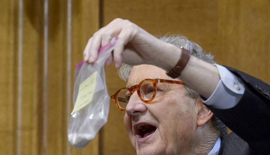 美国拿出一袋白色粉末，对中国下重手还发起一个前所未有抹黑指控美国司法部长帕梅