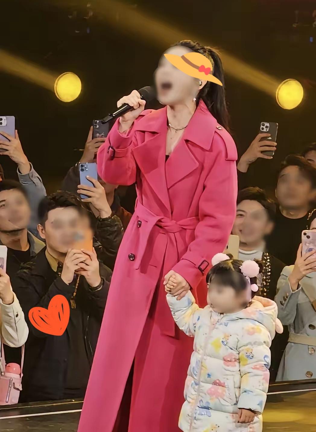 离异妈妈带娃相亲，开口要对方帮还20万房贷，全场沉默无人敢应，她急得直言难道自己