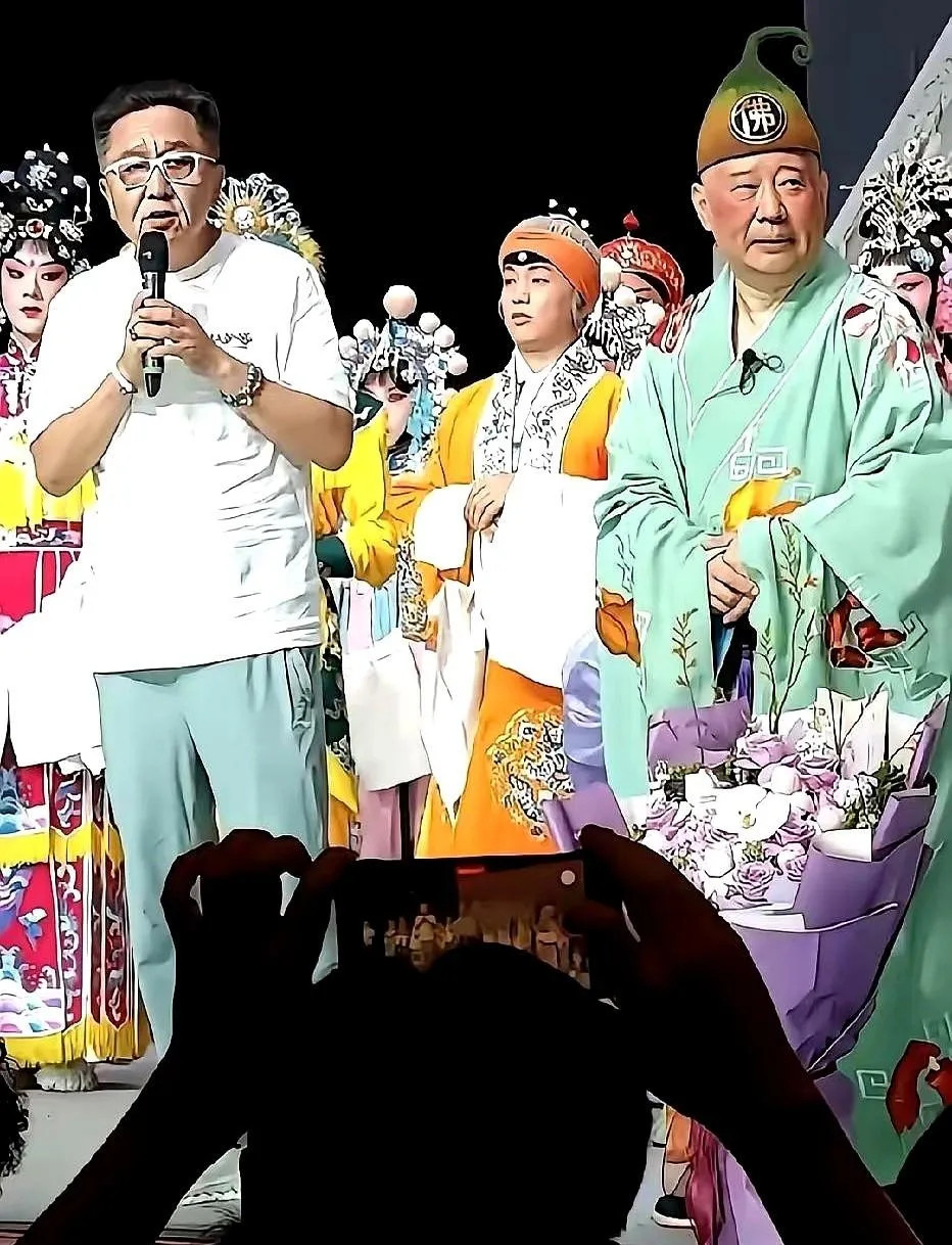 昨晚看相声录像，郭德纲和于谦正说着，台下有人喊，让郭德纲别拿于谦家人开玩笑。郭德
