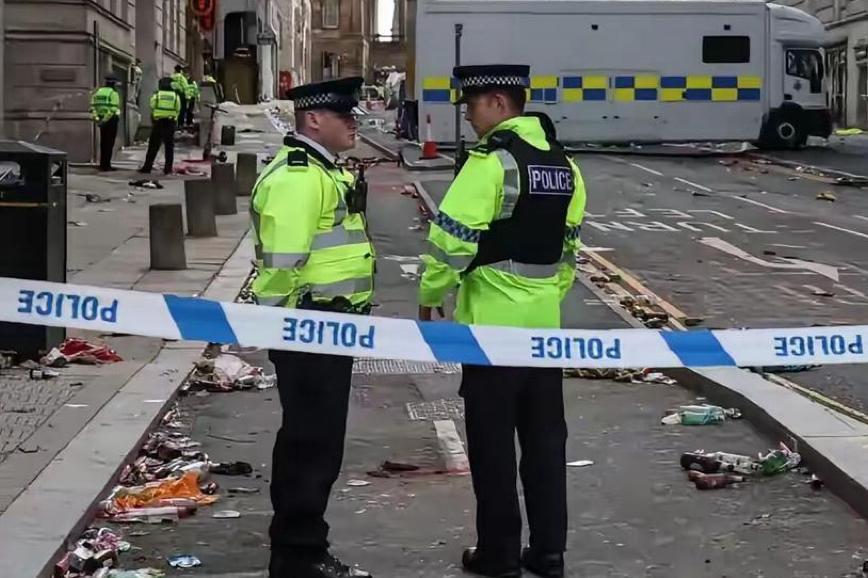 移英港废们终于又拾起了他们在香港的看家本领。近日一场由近3000名移英港废发起的