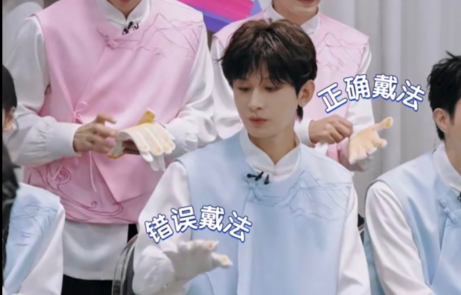 脑回路这一块，还得是我们成毅宝宝👶🏻手套怎么带，他有自己的想法，别问，问就是