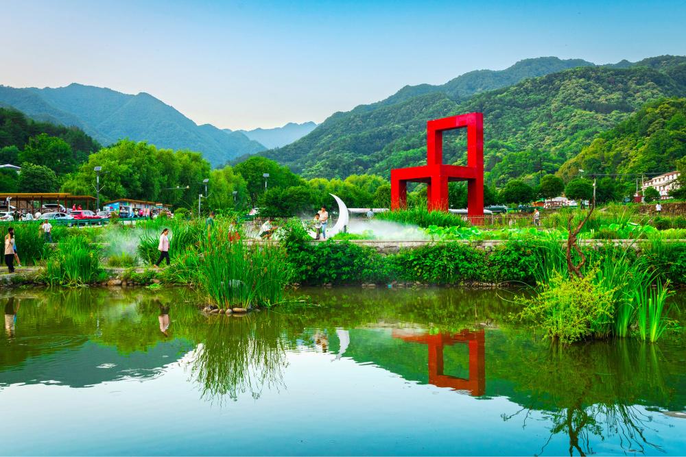 中秋国庆即将到来，消费市场却出现了三个反常现象。第一个，年轻人反向旅游。以前