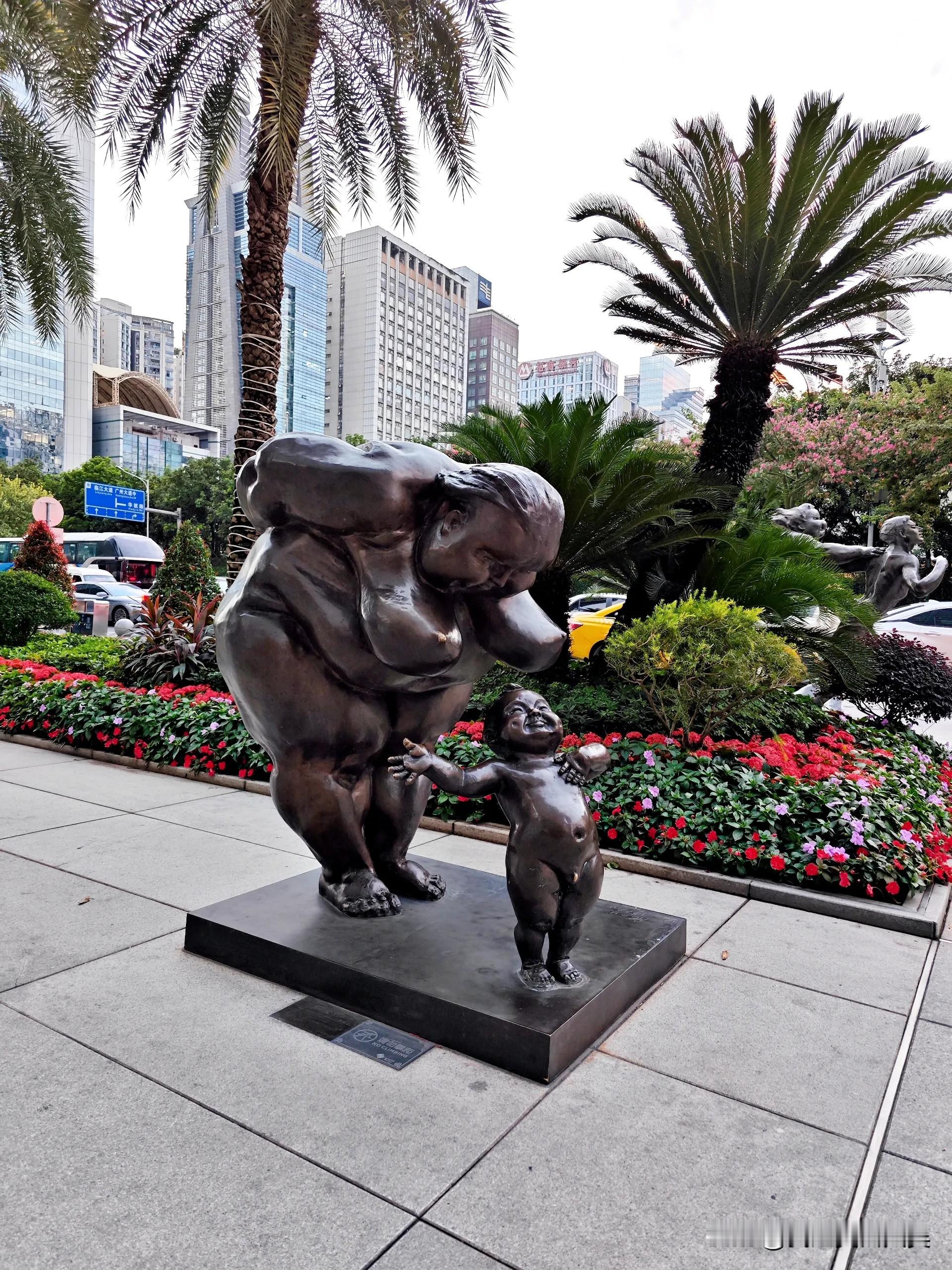 位于珠江新城富力中心门前的“胖女孩”系列雕塑艺术家徐鸿飞的作品对于...