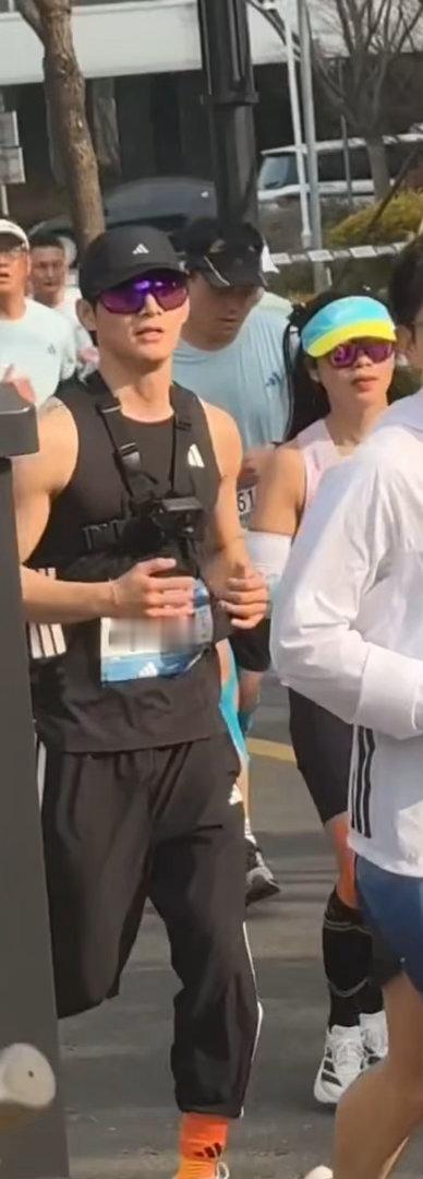 姚琛越野跑直播清晨山林风凉路难走，全程咬牙坚持不松懈，姚琛跑起来沉稳有力，高强度