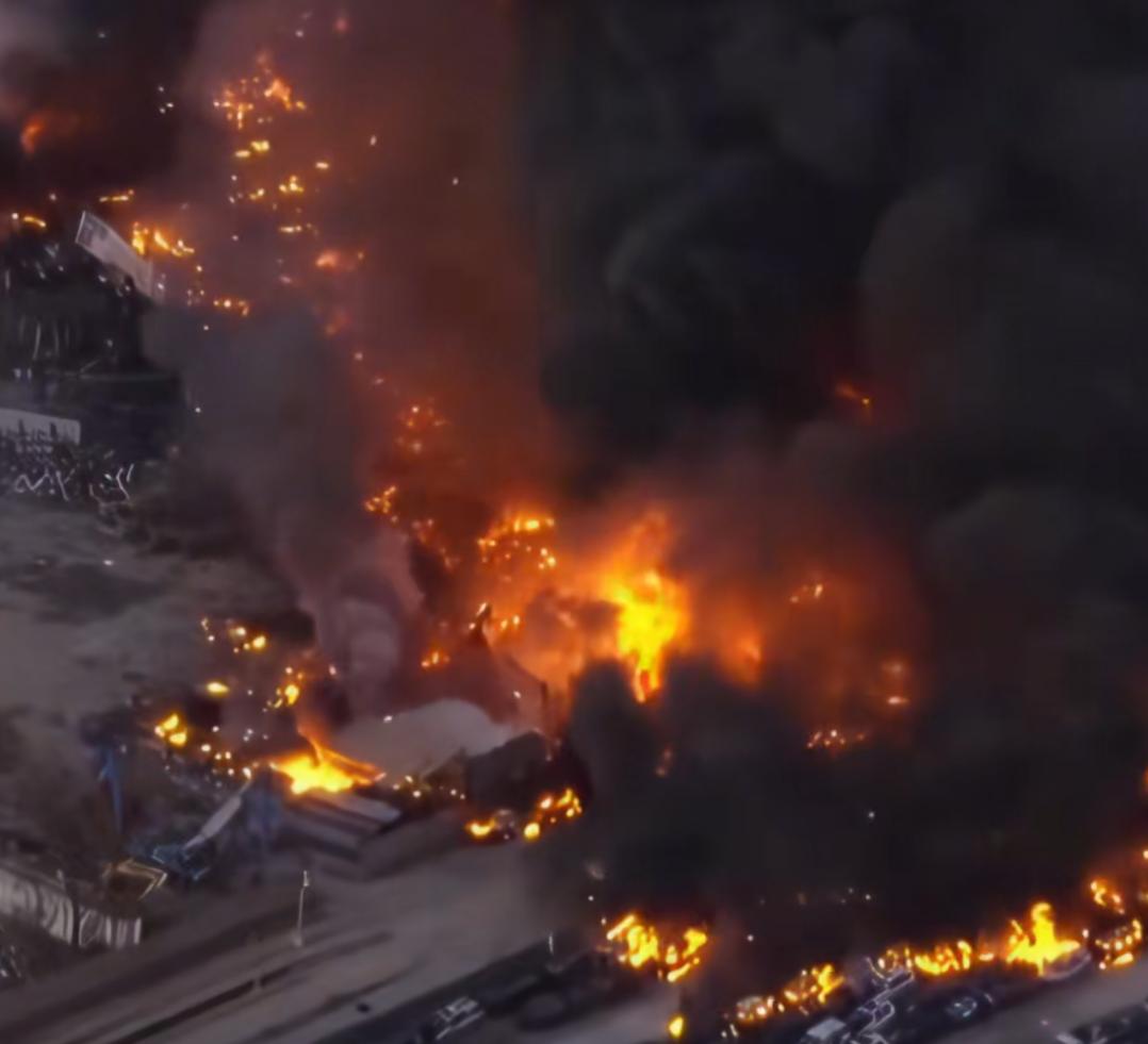 突发，太惨烈了，美国一架飞机坠毁于机场，瞬间爆炸解体，多人死亡！北京时间11月