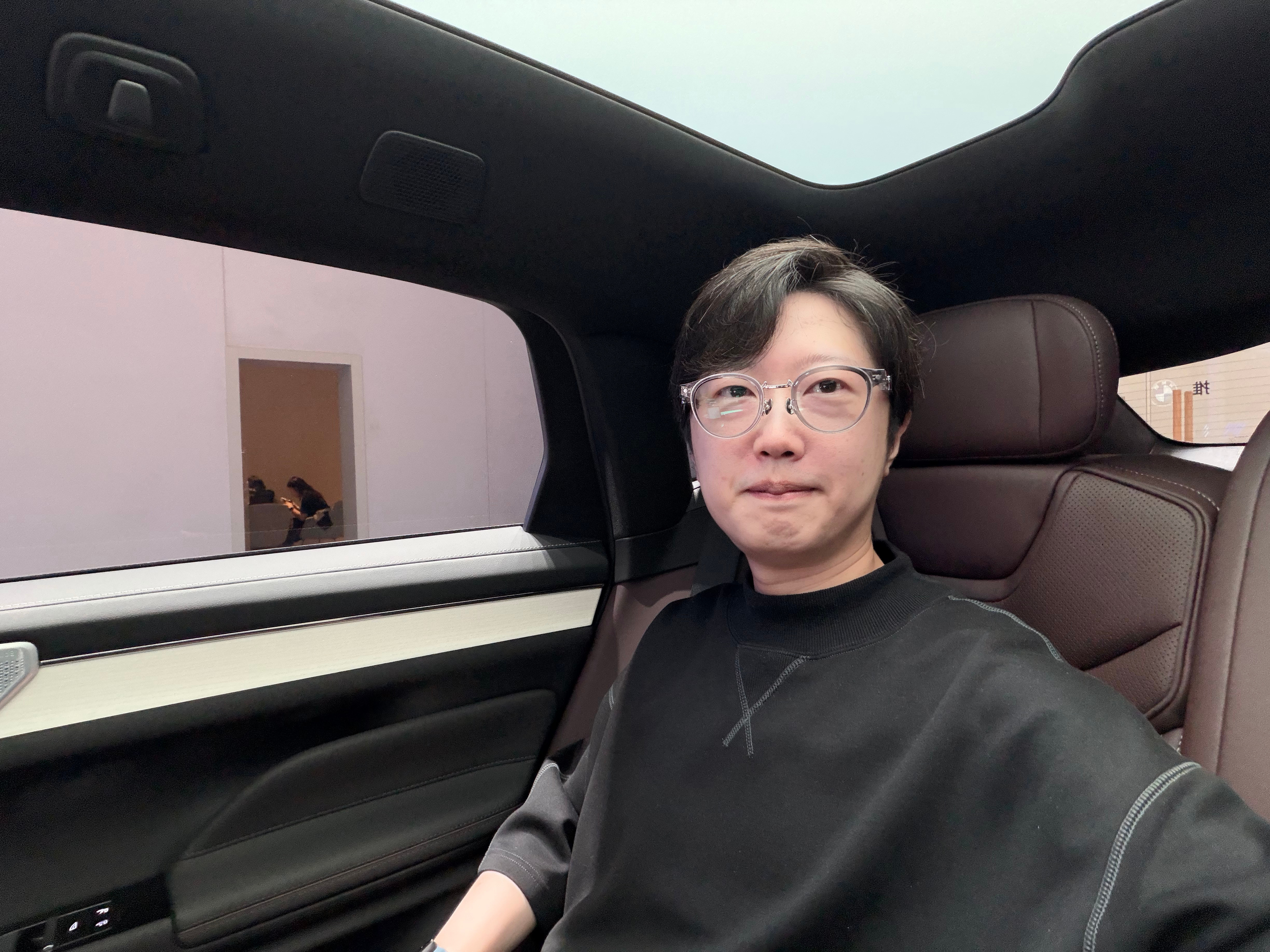作为跨界轿车车主对沃尔沃ES90感兴趣，实车做工非常好，坐姿也正常，地台考虑到纯电并不算高，后排腿部