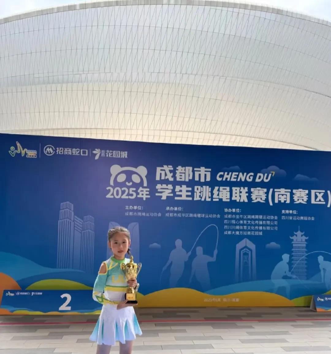 邱贻可的女儿，豌豆公主捧杯了，coco还说小豌豆只喜欢捡球，还想上捡球培训
