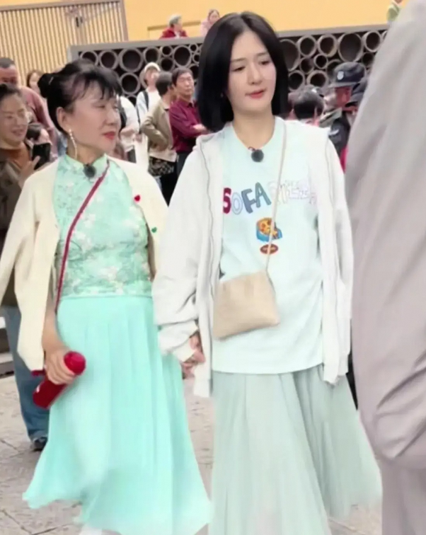 谢娜牵妈妈逛公园脸大一圈似姐妹超惬意