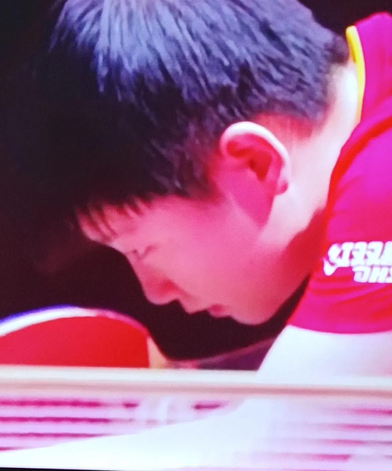 乒乓球赛场上的奇迹：王曼昱的神仙擦边球将比赛推向高潮！