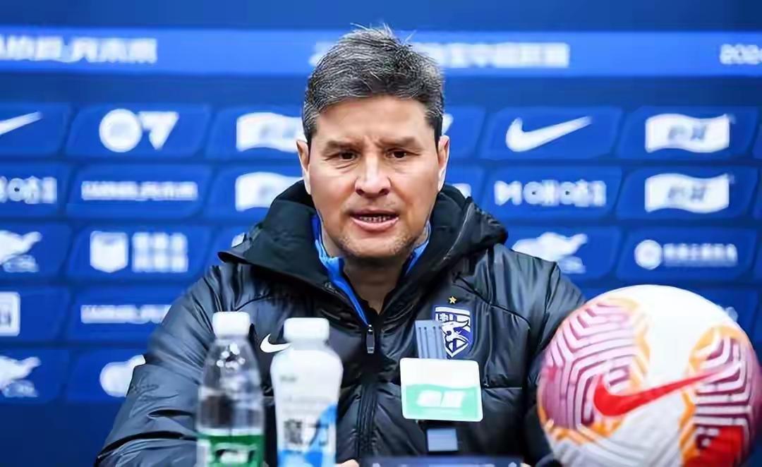 都说北京国安一年一换帅，“永远争第一”，没有哪支球队能比。可这段时间网上为成都蓉