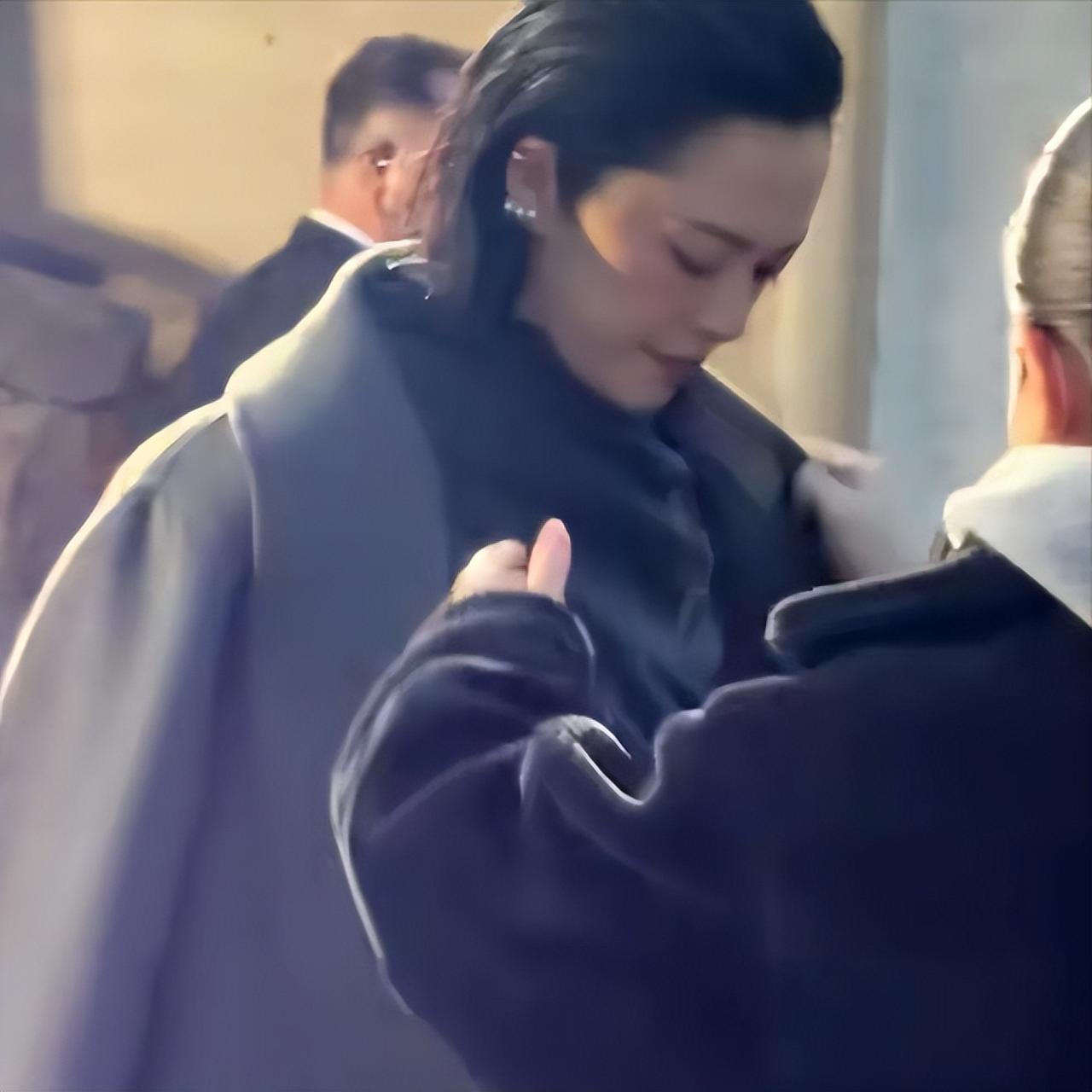 姚晨，太勇了！离婚后，首次公开亮相再次冲上热搜，一袭灰色大衣配大背头短发亮相浙江