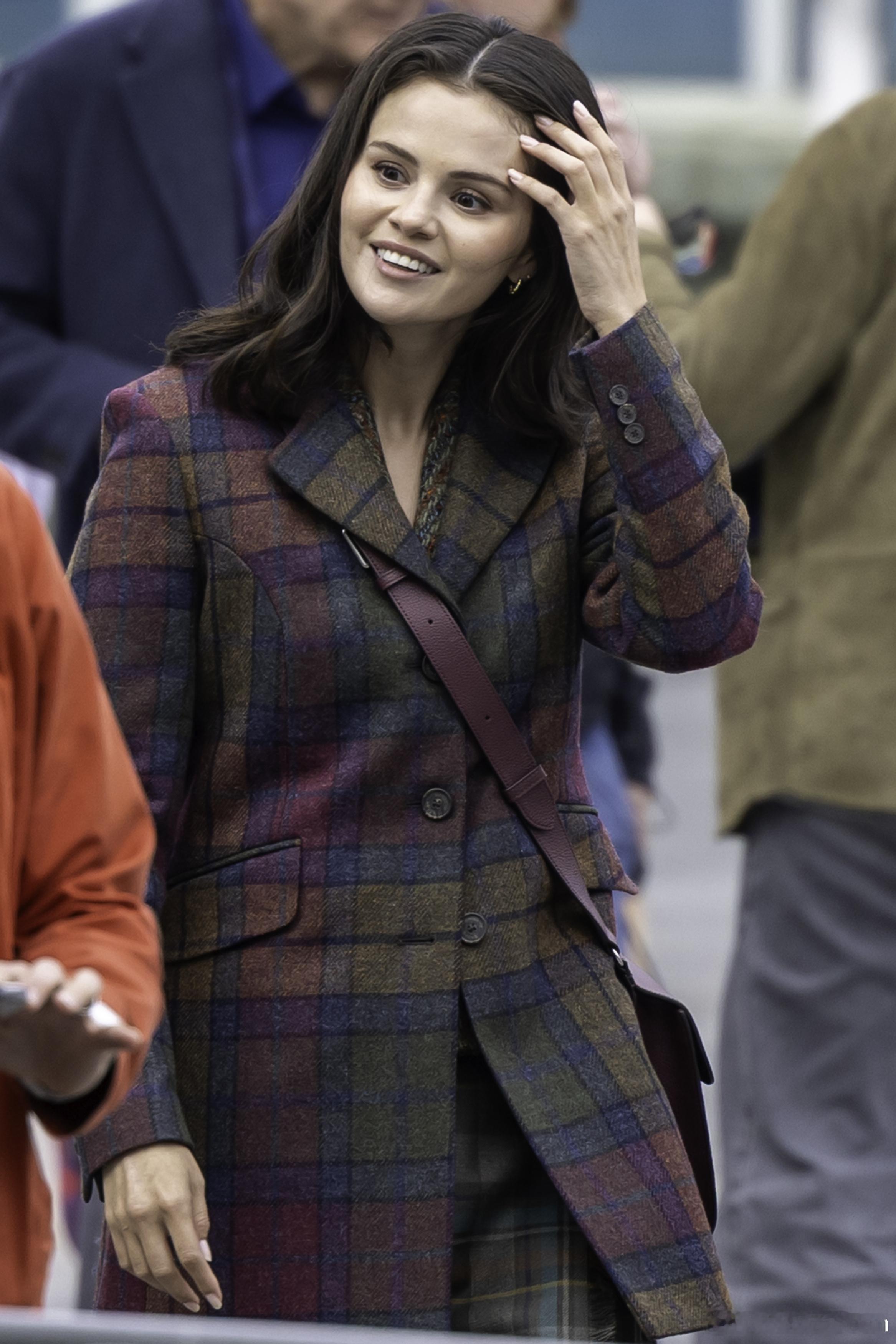 selenagomez赛琳娜戈麦斯和《大楼里只有谋杀》的剧组继续在伦敦为第六季