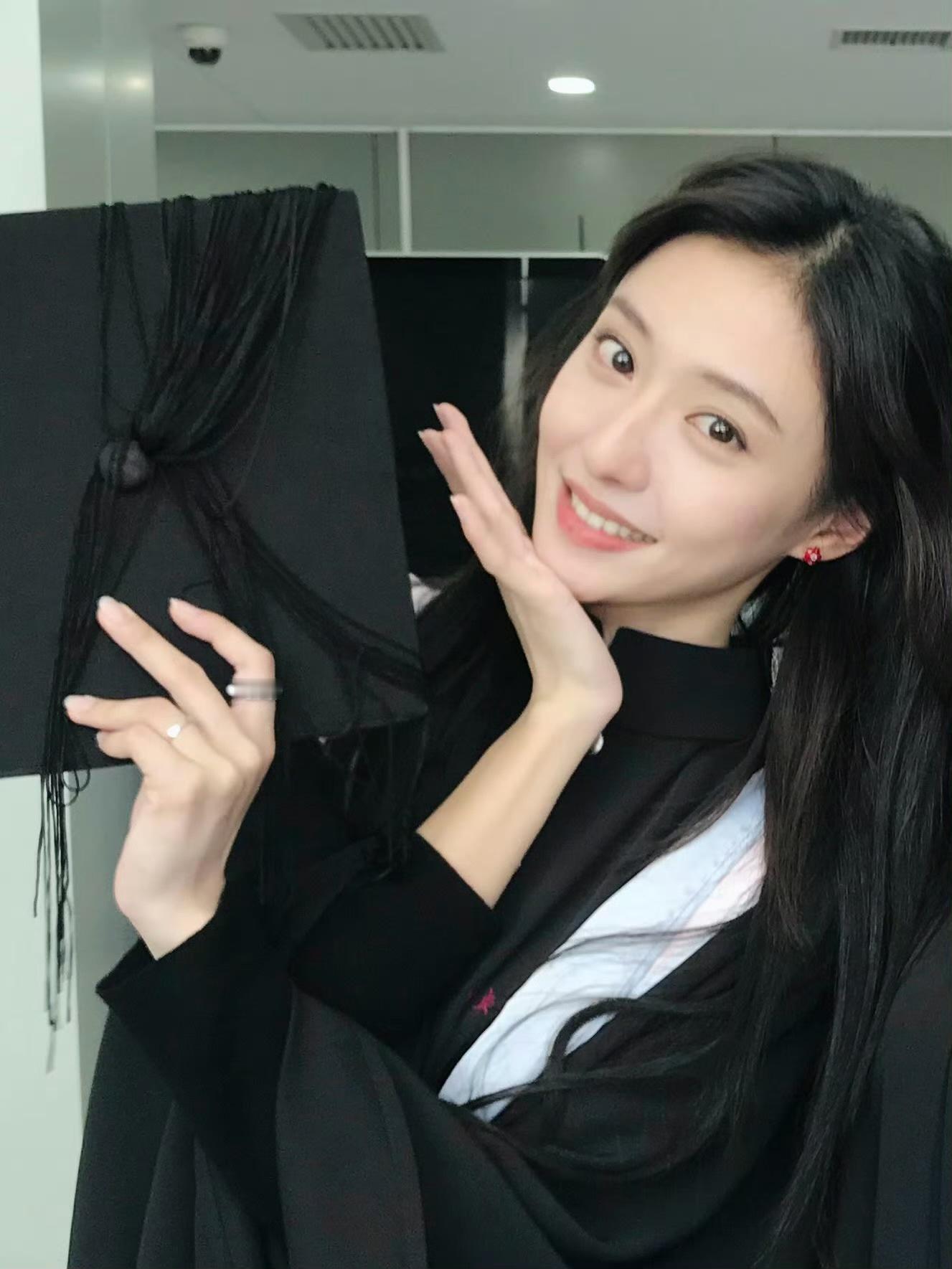 胡连馨毕业照美成这样了……好养眼啊胡连馨​​​