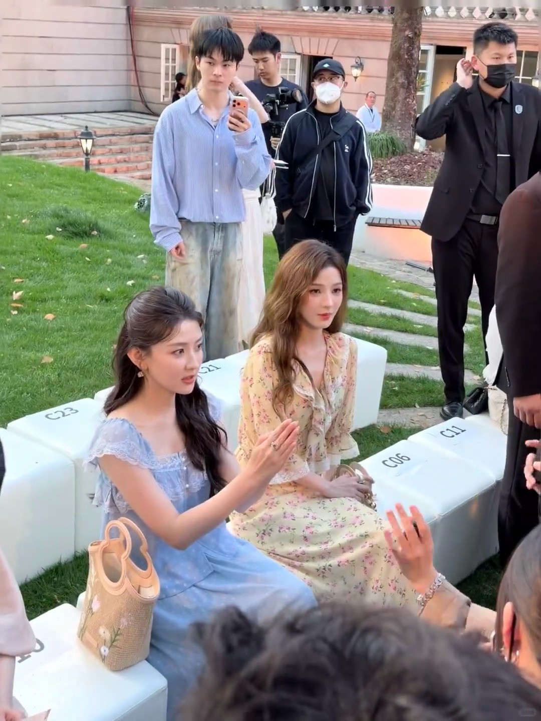 张予曦梁洁同框看秀我大饱眼福张予曦梁洁活动同框张予曦梁洁同框