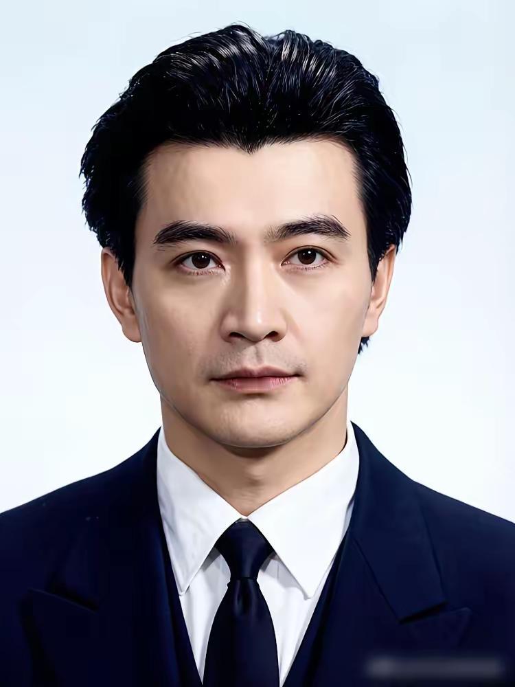 虽然，周里京的容颜确实变化很大，但依旧可以感觉的到他的帅气。为何大家对周里京的