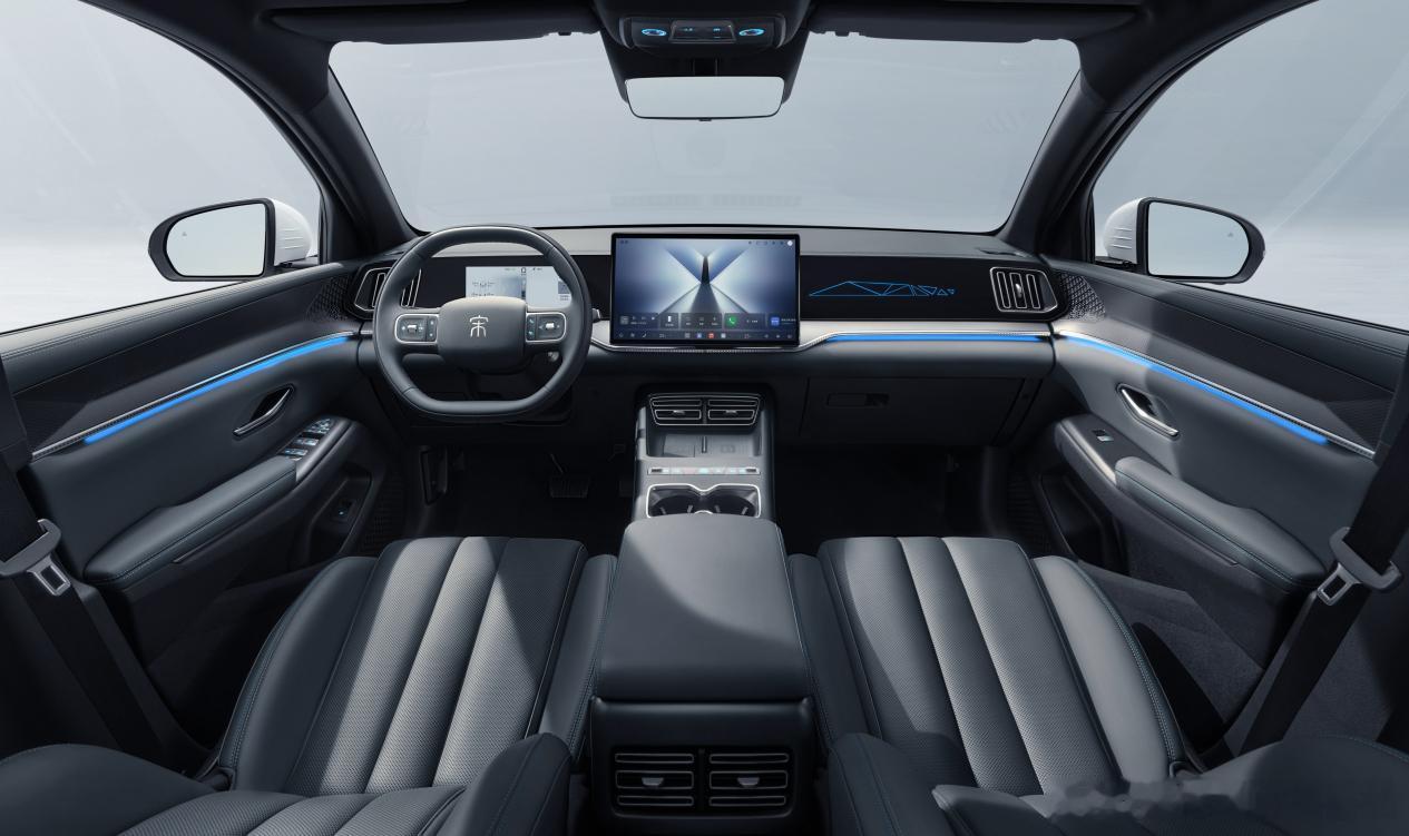 刚上市的宋ProDM-i飞驰版直接把220km纯电续航的插混SUV