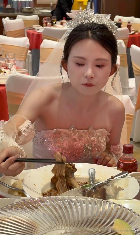 云南新娘婚礼毕，狂搂席来大口食看笑网友齐感慨，结婚又累且饥饿婚礼之上，新娘本