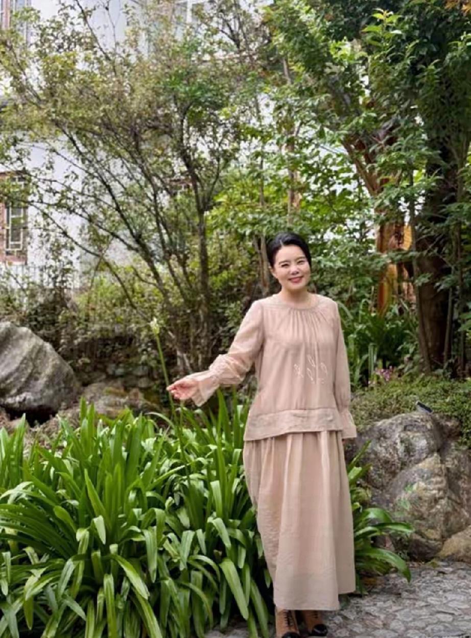 50岁龚琳娜太治愈！云南山间别墅完工，院子像公园，独居生活太惬意5月