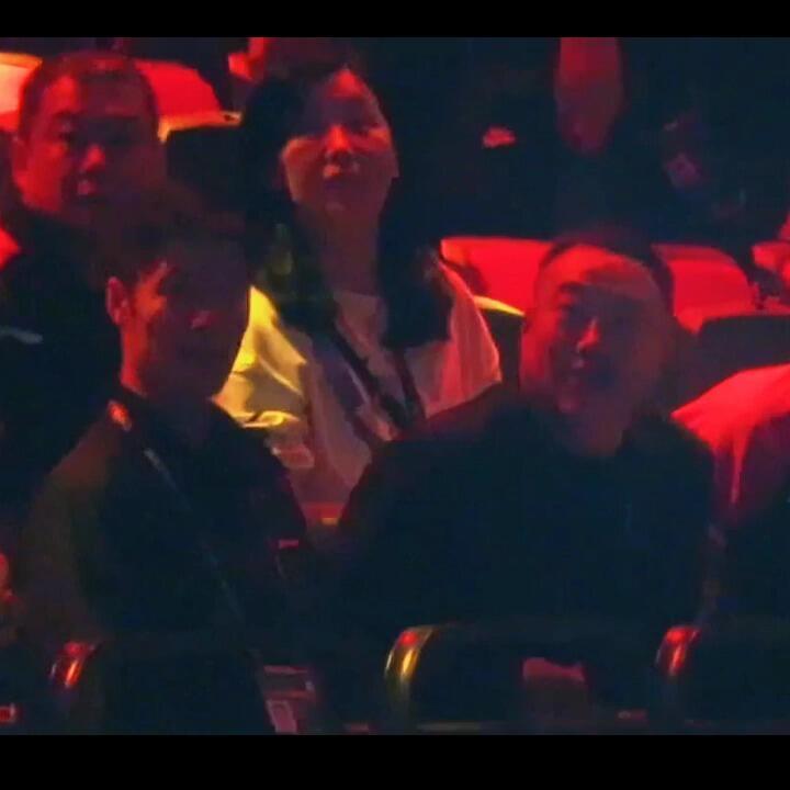 刘国梁往那里一坐，就是稳，军师级别的存在，很开心在北满看到前领导坐镇！刘国梁是