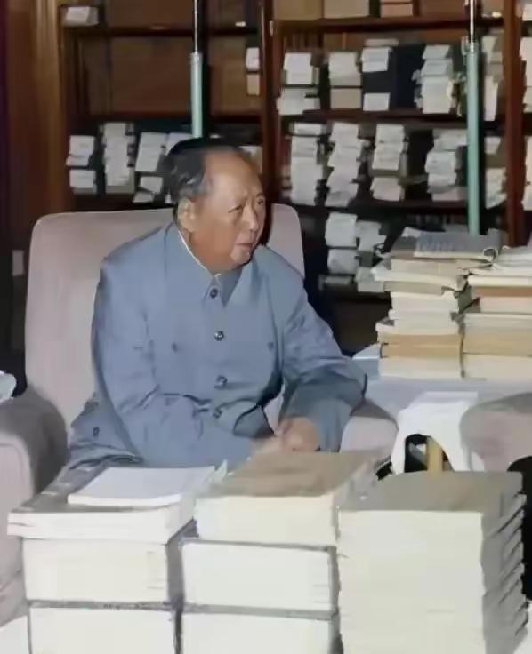 还得是伟人。看问题，一眼能戳到骨子里。1975年，老人家会见西德总理施密特，