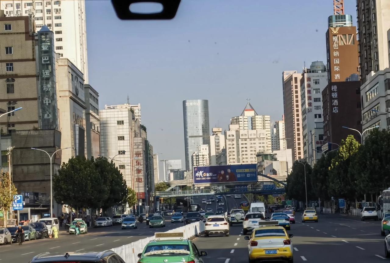 兰州西津路当年修成后，由于是双向6-8车道，说浪费人民资源要把负责的领导砍头，好