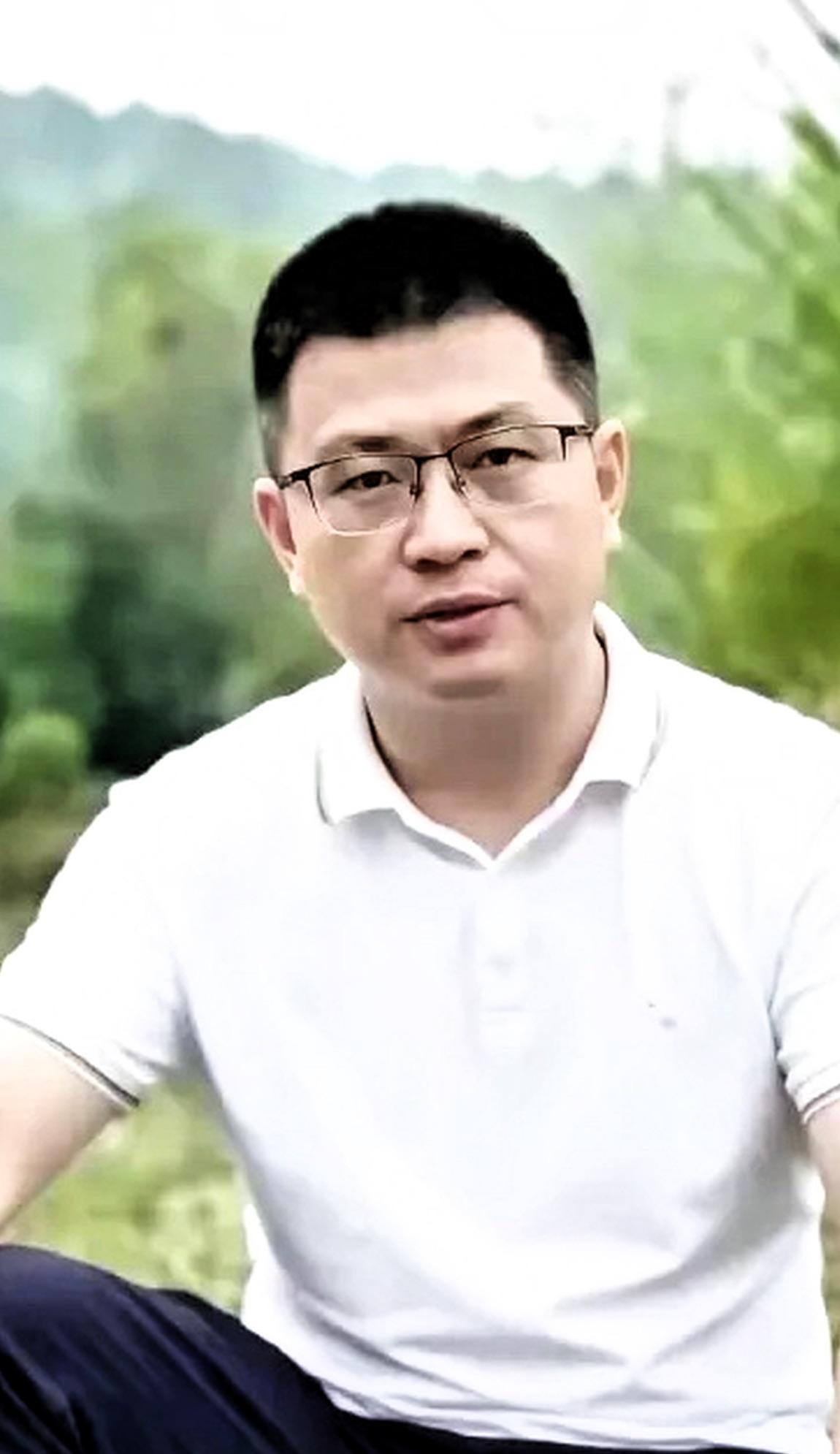 最近全网都在扒无锡这起婚外胚胎事件，有人翻出了目前能看到最清晰的唐明杰照片，从面