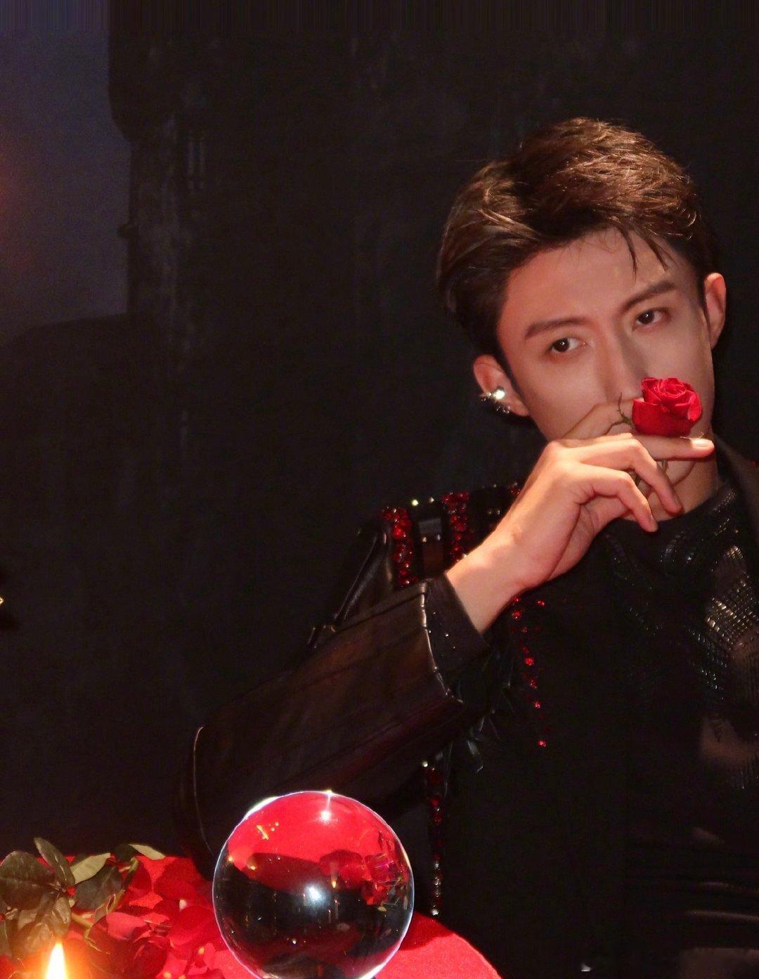 黄景瑜我嘞个暗夜伯爵无需繁复背景，仅凭一抹烛光、一朵玫瑰与一身缀满红色珠饰的黑