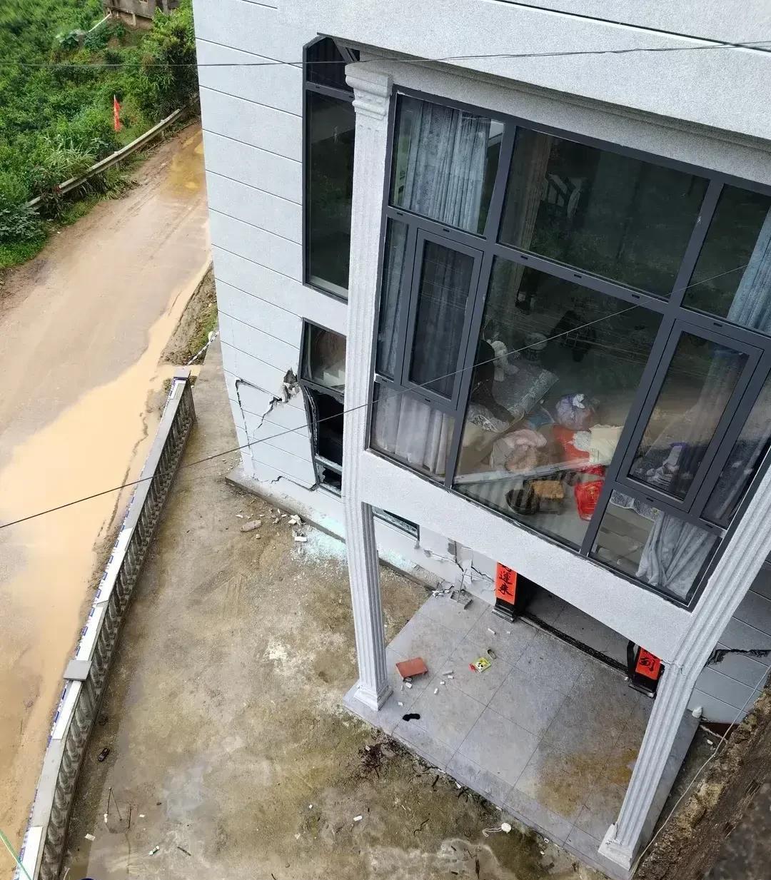 主人家估计头都大了，这房子住还是不住好啊。[哭哭][哭哭][哭哭]