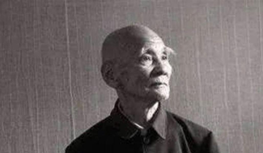 1946年，6000解放军被三万敌人包围，为了不泄露机密，旅长吴诚忠下令烧毁全部