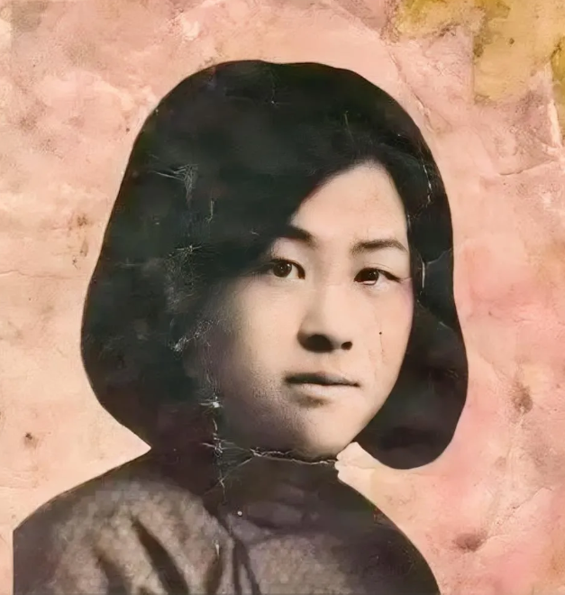 1938年，张宗兰刚下火车，就注意到了有特务在跟着她，她意识到不妙，和嫂子对视了