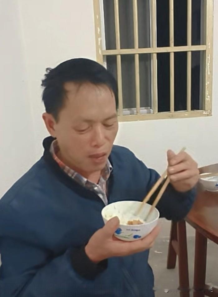 梁志辉找回来了，父母喜悦又窘迫。三十年的寻子之路，梁志辉的父亲梁三寿已经耗尽家