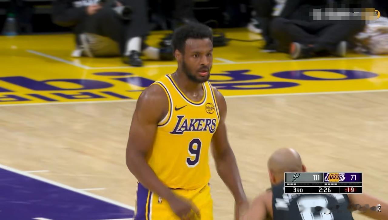 湖人新星布朗尼真是太出彩了！虽然今天湖人在主场以108：136惨败于马刺，但是小