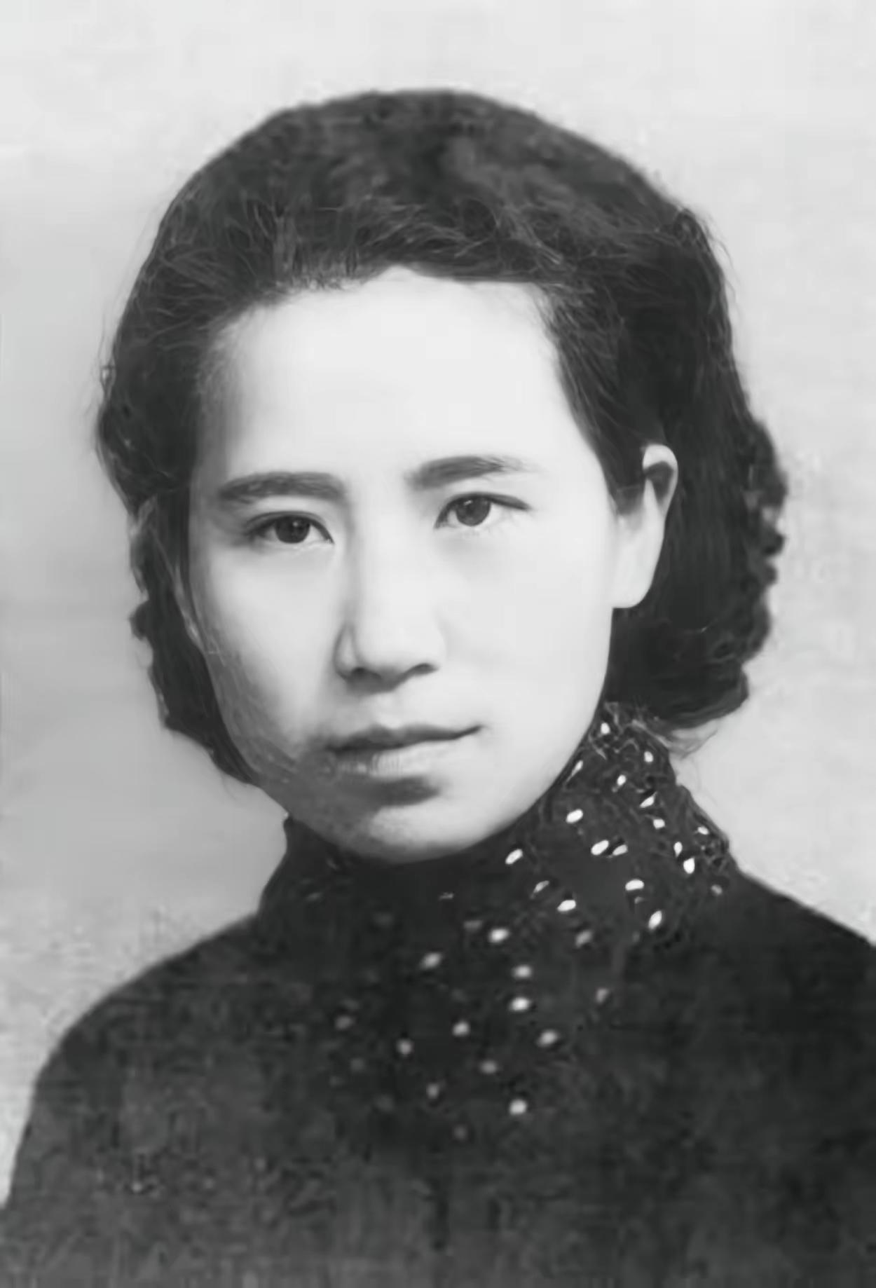 1999年，民国才女赵清阁在临终前把1个木盒递到保姆手里，含泪再三叮嘱：我死后，